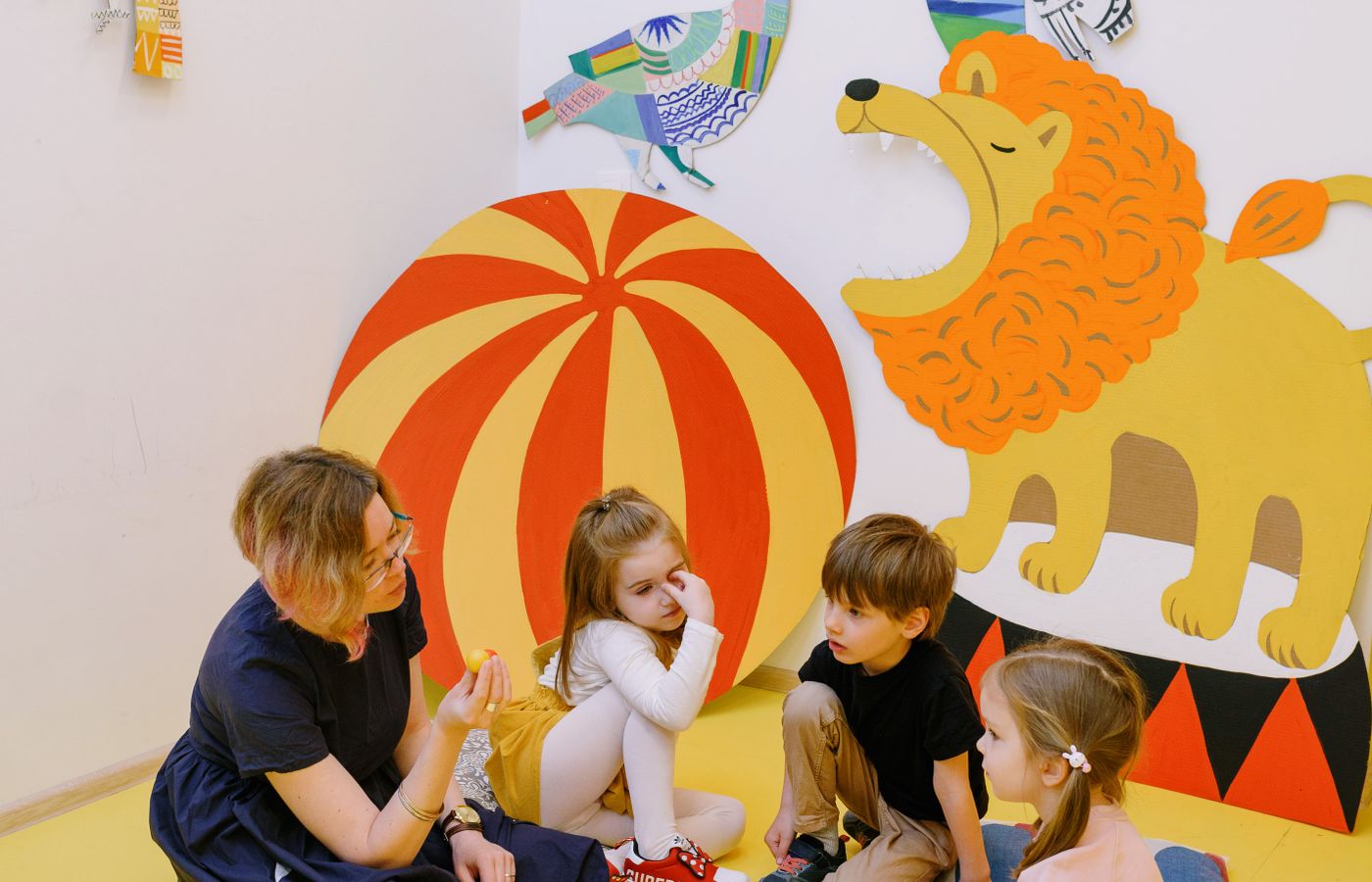 Professora interagindo com crianças na educação infantil